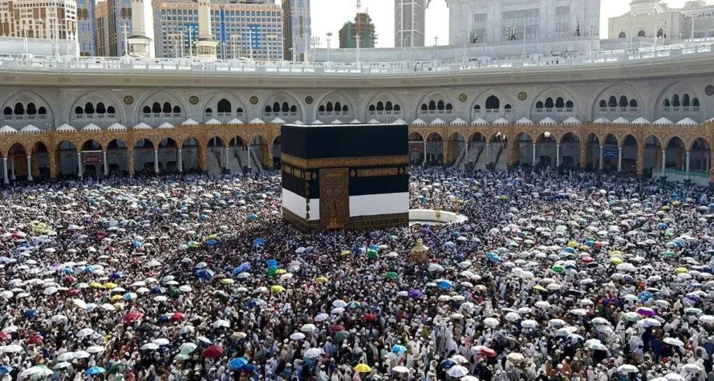 السعودية تبدأ إصدار تأشيرات العمرة تزامناً مع مغادرة قوافل الحجيج
