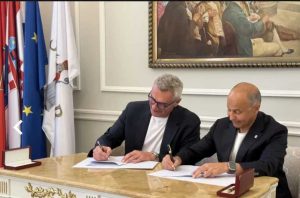 الاتحاد الدولي للألعاب المائية يوقع عقد استضافة أول بطولة عالم لكرة الماء بنظامها الجديد (4×4)