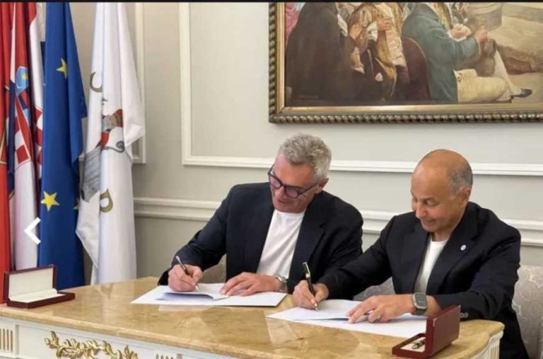 الاتحاد الدولي للألعاب المائية يوقع عقد استضافة أول بطولة عالم لكرة الماء بنظامها الجديد (4×4)