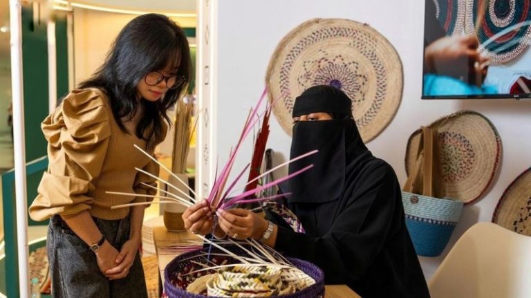 الحرف التراثية السعودية تبرز الهوية الوطنية في معرض كوالالمبور