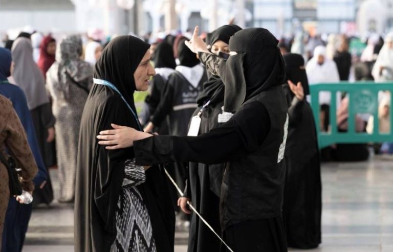 المرأة السعودية.. نموذج ريادي ومشرف في خدمة ضيوف الرحمن داخل المسجد الحرام