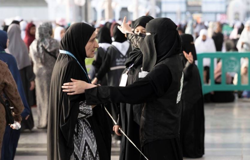 المرأة السعودية.. نموذج ريادي ومشرف في خدمة ضيوف الرحمن داخل المسجد الحرام