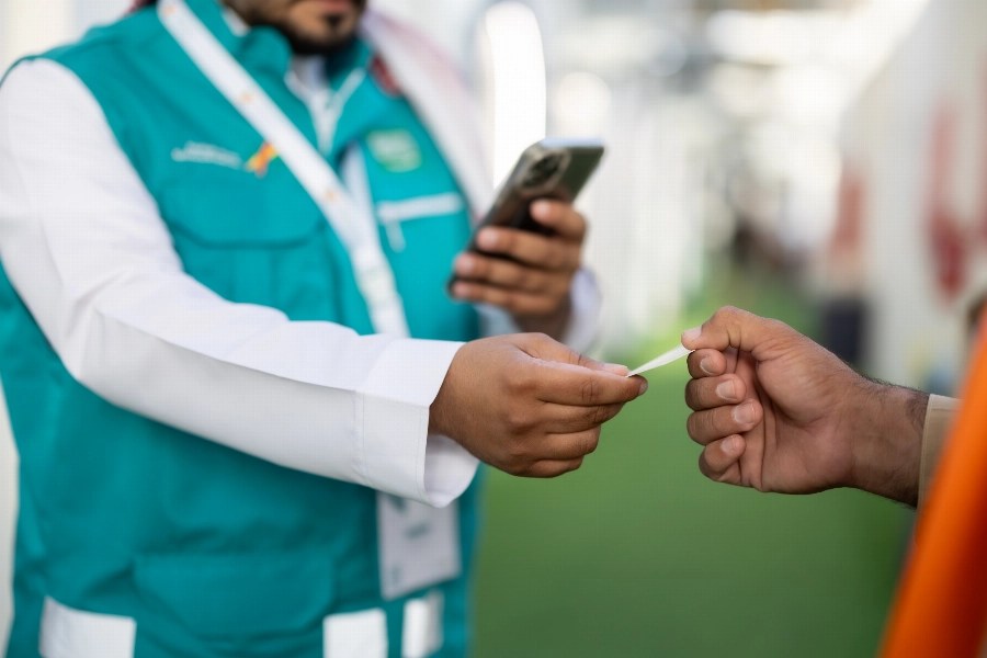 الموارد البشرية السعودية تلاحق المنشآت بـ 2400 مخالفة وتُفرغ الحج من البعد الخيري
