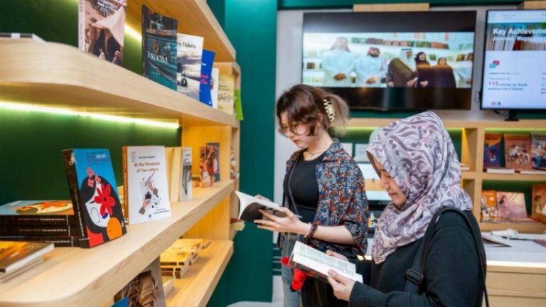 "ترجِم" والقصص المصورة السعودية تجذب زوار معرض كوالالمبور للكتاب